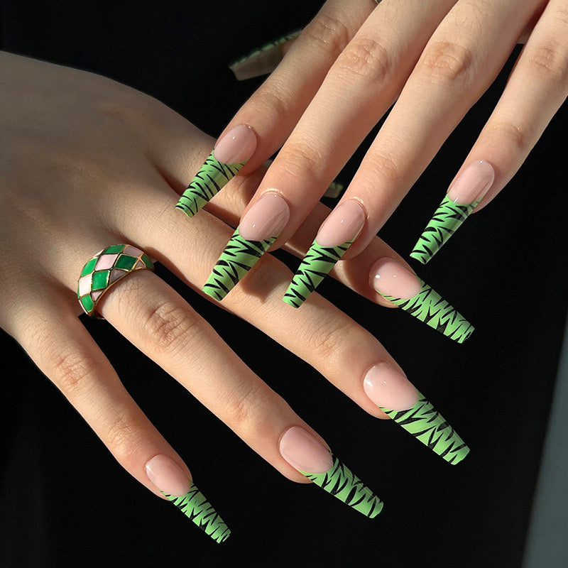 L16 Noir et Vert Chic High-end Press on Nails